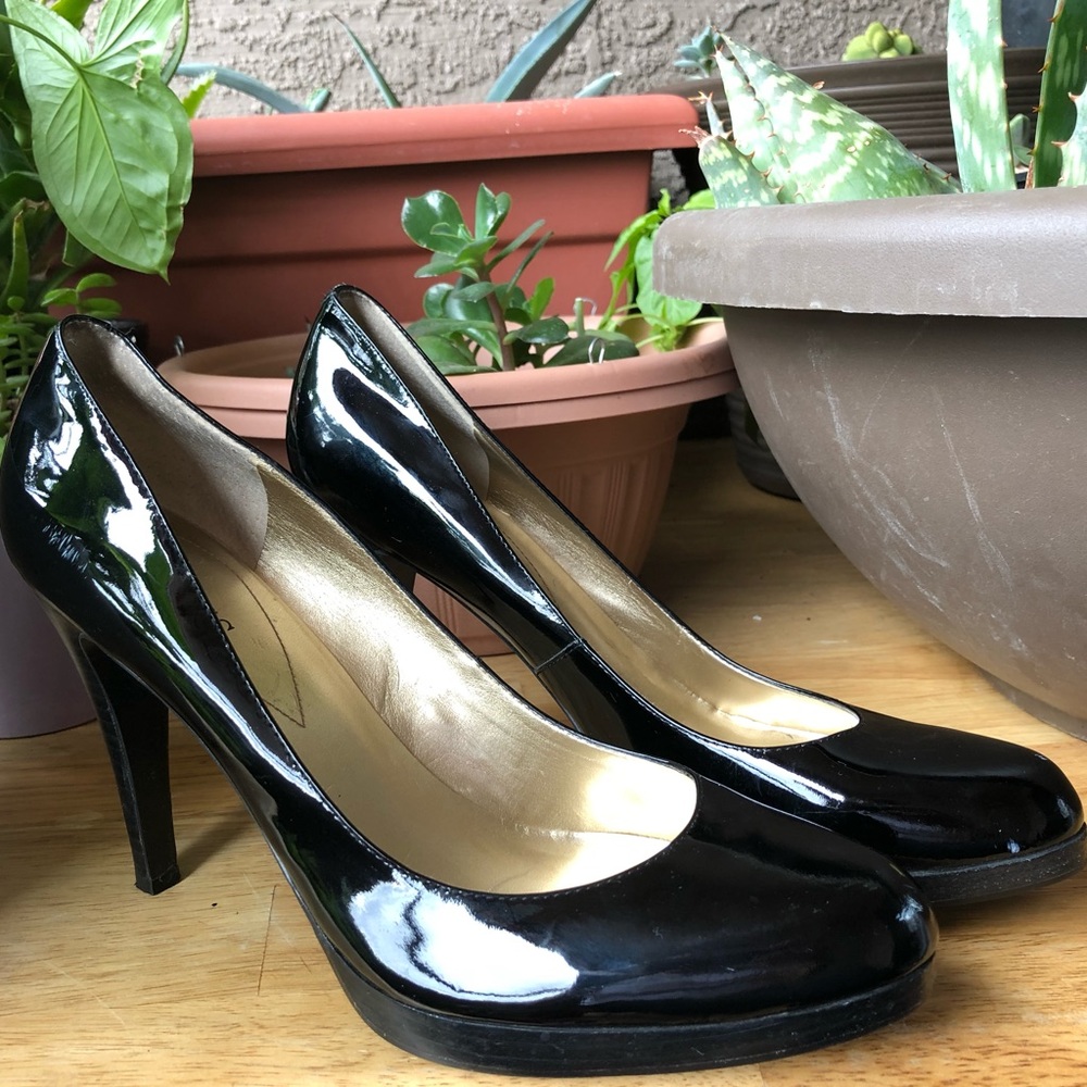 Guess Patent leather pumps size 9